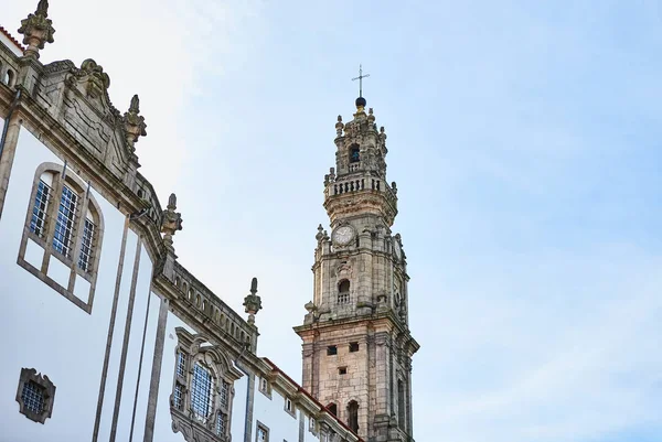 Oporto, Portugal - 10 de diciembre de 2018: Campanario de la Iglesia Clerigos (Torre dos Clerigos) en el fondo del cielo azul, es un famoso mirador panorámico destino de la ciudad de Oporto, Portugal — Foto de Stock