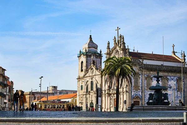 PORTO, PORTUGAL - 10 de diciembre de 2018: La Iglesia Igreja do Carmo dos Carmelitas en Ribeira - el casco antiguo de Oporto, Porugal — Foto de Stock