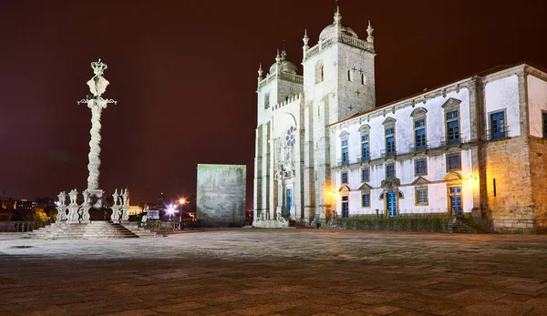 Vista de la fachada de la Catedral de Oporto, Iglesia Católica Romana, Portugal. Construcción alrededor de 1110 — Foto de Stock