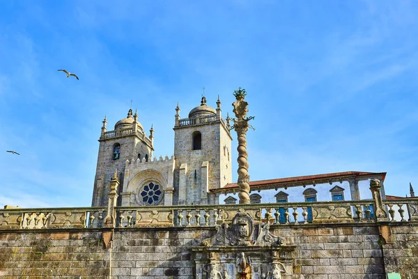 Vista de la fachada de la Catedral de Oporto, Iglesia Católica Romana, Portugal. Construcción alrededor de 1110 — Foto de Stock