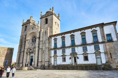 Porto, Portekiz - 10 Aralık 2018: Porto Katedrali cephe manzarası, Roma Katolik kilisesi, Portekiz. 1110 civarında inşaat