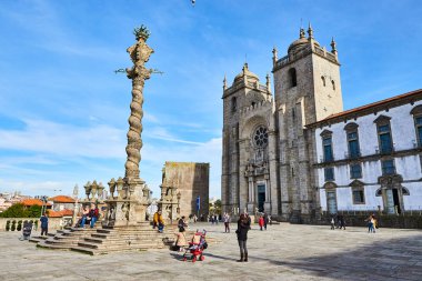 Porto, Portekiz - 10 Aralık 2018: Porto Katedrali cephe manzarası, Roma Katolik kilisesi, Portekiz. 1110 civarında inşaat