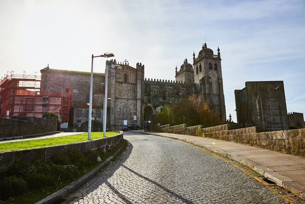 Porto, Portugal-december 10, 2018: Porto kathedraal gevel uitzicht, rooms-katholieke kerk, Portugal. Bouw rond 1110 — Stockfoto