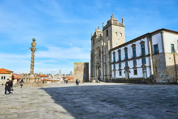 Porto, Portugal-december 10, 2018: Porto kathedraal gevel uitzicht, rooms-katholieke kerk, Portugal. Bouw rond 1110 — Stockfoto