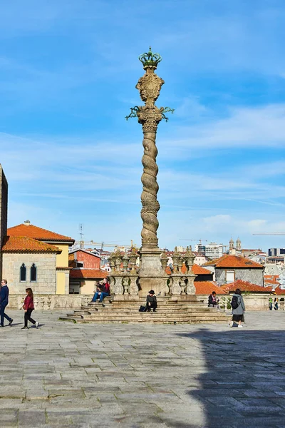 PORTO, PORTUGAL - 10 de diciembre de 2018: Vista de la fachada de la Catedral de Oporto, Iglesia Católica Romana, Portugal. Construcción alrededor de 1110 — Foto de Stock