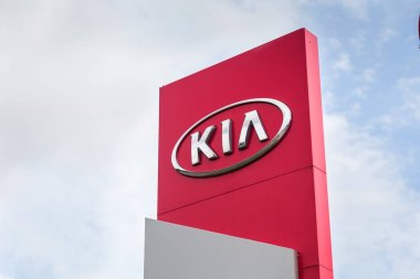 01 Ağustos 2017 - Vinnitsa, Ukrayna. Kia logosu showroom üzerinde 