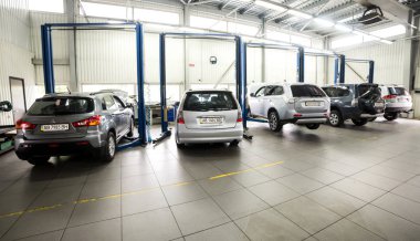 Vinnitsa, Ukrayna - 07 Ağustos 2017. Araç bakım sürecinde servis merkezi