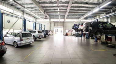 Vinnitsa, Ukrayna - 07 Ağustos 2017. Araç bakım sürecinde servis merkezi