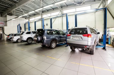 Vinnitsa, Ukrayna - 07 Ağustos 2017. Araç bakım sürecinde servis merkezi