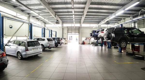 Vinnitsa, Ukraine - August 07, 2017. Service center in process of car maintenance — Stock Photo, Image