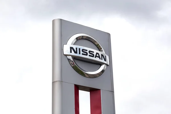 07 августа 2017 - Винница, Украина. Салон с логотипом Nissan — стоковое фото