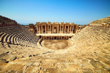 Pamukkale 'deki Hierapolis' teki eski amfi tiyatronun kalıntıları. Türkiye 'de popüler bir turizm merkezi. Panorama antik Greko Roma şehri