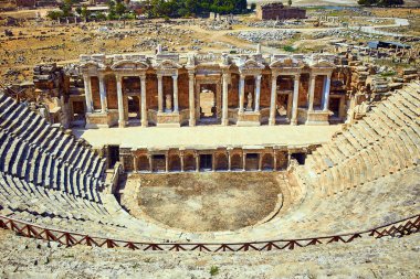 Pamukkale 'deki Hierapolis' teki eski amfi tiyatronun kalıntıları. Türkiye 'de popüler bir turizm merkezi. Panorama antik Greko Roma şehri