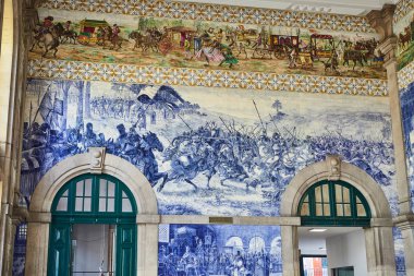 Porto, Portekiz - 10 Aralık 2018: Porto eski tren istasyonu Sao Bento, Portekiz 