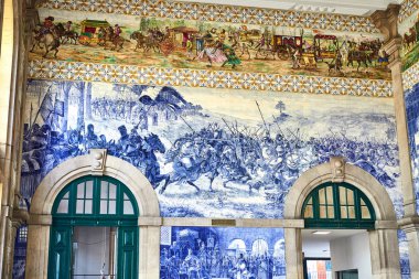 Porto, Portekiz - 10 Aralık 2018: Porto eski tren istasyonu Sao Bento, Portekiz 