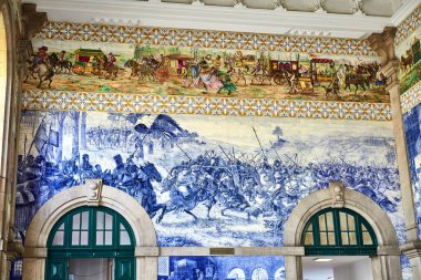 Porto, Portekiz - 10 Aralık 2018: Porto eski tren istasyonu Sao Bento, Portekiz 