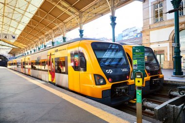 Porto, Portekiz - 10 Aralık 2018: Porto eski tren istasyonu Sao Bento, Portekiz 