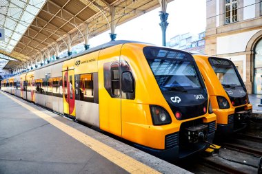 Porto, Portekiz - 10 Aralık 2018: Porto eski tren istasyonu Sao Bento, Portekiz 