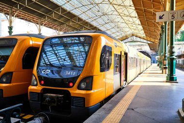 Porto, Portekiz - 10 Aralık 2018: Porto eski tren istasyonu Sao Bento, Portekiz 