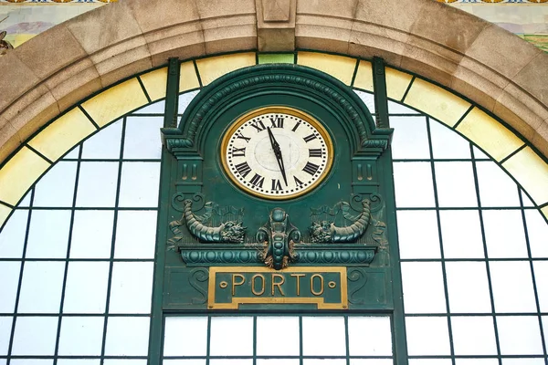 PORTO, PORTUGAL - 10 ДЕКАБРЯ 2018: Porto old railway station Sao Bento, Portugal — стоковое фото