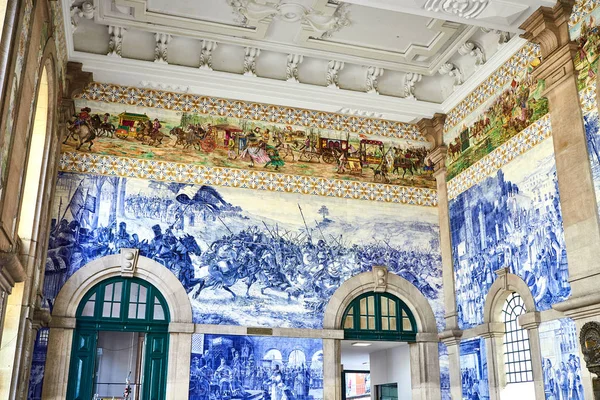 PORTO, PORTUGAL - 10 DE DICIEMBRE DE 2018: Estación de tren de Oporto Sao Bento, Portugal — Foto de Stock