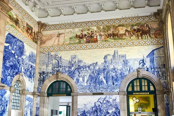 PORTO, PORTUGAL - 10 DE DICIEMBRE DE 2018: Estación de tren de Oporto Sao Bento, Portugal — Foto de Stock