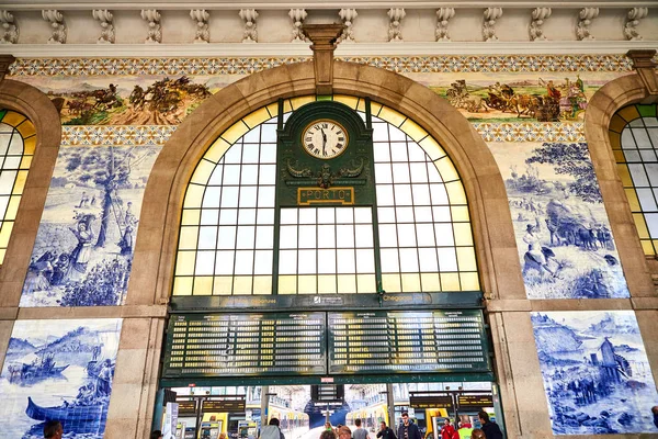 PORTO, PORTUGAL - DEZEMBRO 10, 2018: Porto antiga estação ferroviária São Bento, Portugal — Fotografia de Stock