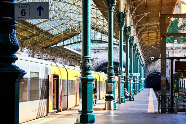 Porto, Portekiz - 10 Aralık 2018: Porto eski tren istasyonu Sao Bento, Portekiz — Stok fotoğraf