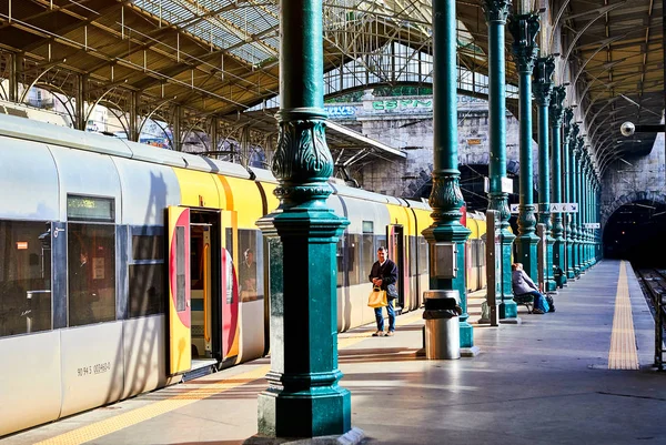 Porto, Portekiz - 10 Aralık 2018: Porto eski tren istasyonu Sao Bento, Portekiz — Stok fotoğraf