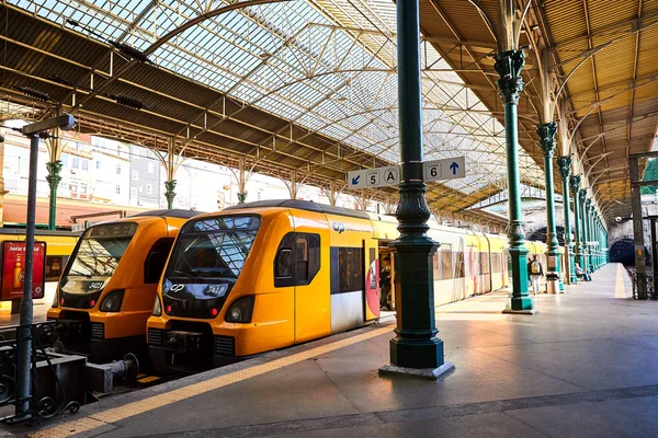 PORTO, PORTUGAL - 10 DE DICIEMBRE DE 2018: Estación de tren de Oporto Sao Bento, Portugal —  Fotos de Stock
