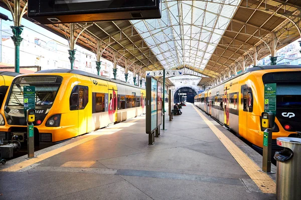 PORTO, PORTUGAL - DEZEMBRO 10, 2018: Porto antiga estação ferroviária São Bento, Portugal — Fotografia de Stock