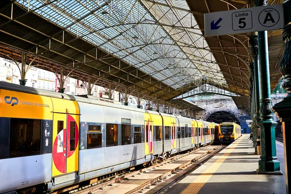 PORTO, PORTUGAL - 10 DE DICIEMBRE DE 2018: Estación de tren de Oporto Sao Bento, Portugal —  Fotos de Stock