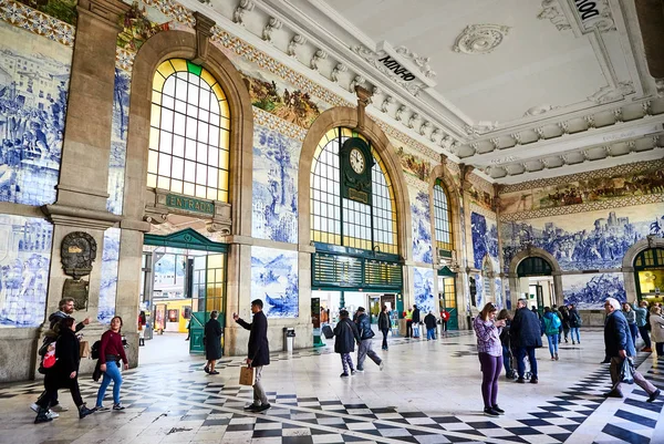 PORTO, PORTUGAL - 10 DE DICIEMBRE DE 2018: Estación de tren de Oporto Sao Bento, Portugal — Foto de Stock