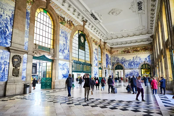 PORTO, PORTUGAL - 10 ДЕКАБРЯ 2018: Porto old railway station Sao Bento, Portugal — стоковое фото