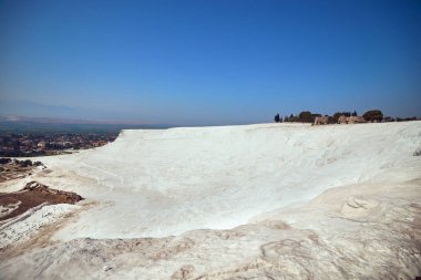 Pamukkale - doğal traverten havuzları ve terasları. Türkiye'nin güneybatısında pamuk kale, popüler turistik yer