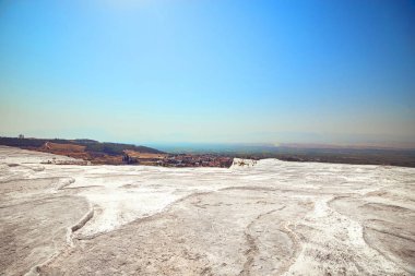 Pamukkale - doğal traverten havuzları ve terasları. Türkiye'nin güneybatısında pamuk kale, popüler turistik yer