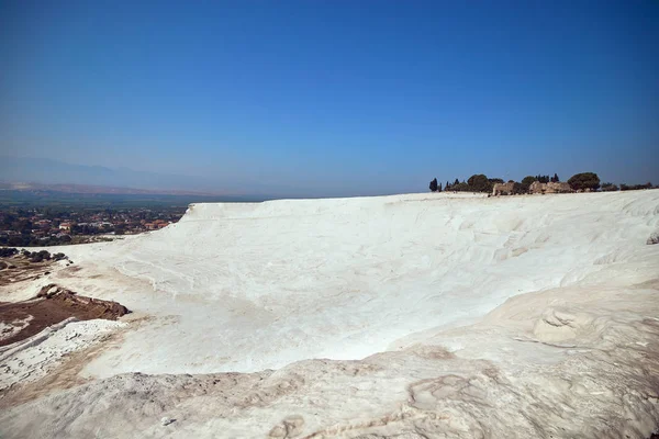 Pamukkale - piscinas naturales de travertino y terrazas. Castillo de algodón en el suroeste de Turquía, popular destino turístico —  Fotos de Stock