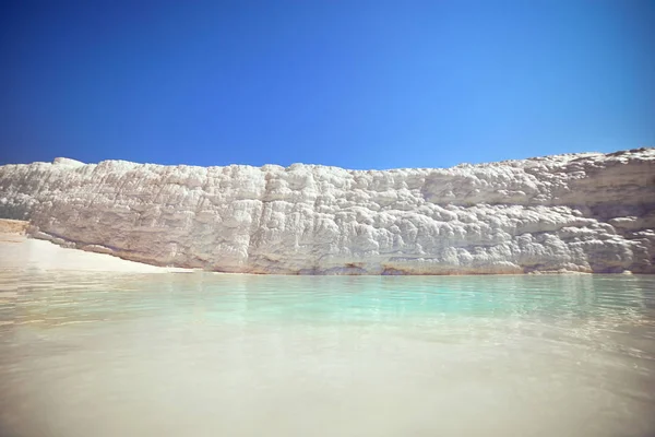 Pamukkale-természetes travertin medencék és teraszok. Cotton vár Délnyugat-Törökországban, kedvelt idegenforgalmi célpont — Stock Fotó