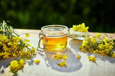 Tecavüz sahasında kolza yağı şişeleri (kanola) 