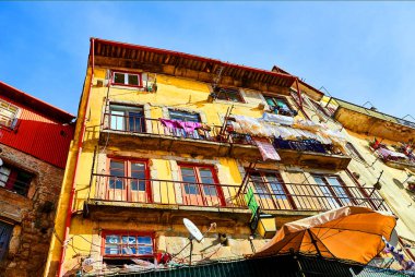 Porto, Portekiz-Aralık 11, 2018: şehir merkezinde tipik küçük evler ile Porto sokaklarında