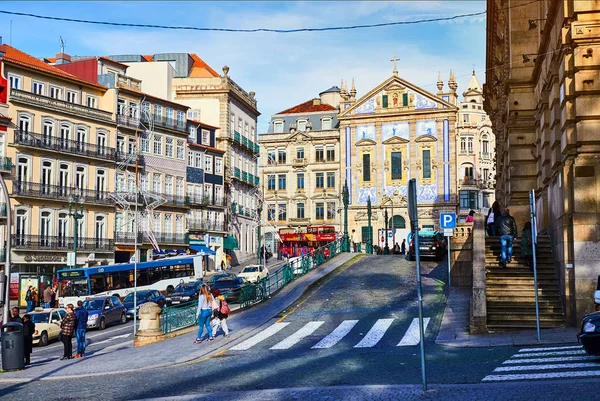 Oporto, Portugal - 11 de diciembre de 2018: Calles de Oporto con casitas típicas en el centro de la ciudad — Foto de Stock