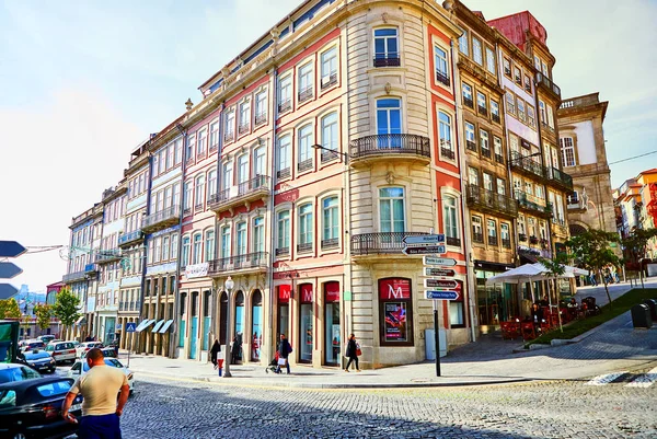 Porto, Portugália-december 11, 2018: a Porto utcáin tipikus kis ház a városközpontban — Stock Fotó