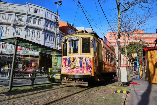 葡萄牙波尔图 - 2018年12月10日:葡萄牙波尔图历史悠久的街道复古电车 — 图库照片