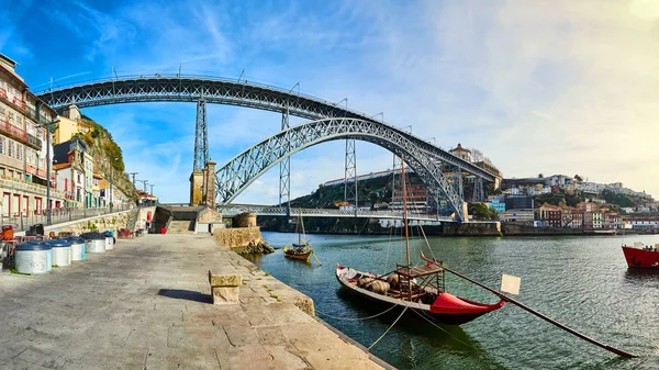 Barcas tradicionales con barricas de vino en el río Duero en Oporto antiguo con fondo del puente Dom Luis, Portugal —  Fotos de Stock