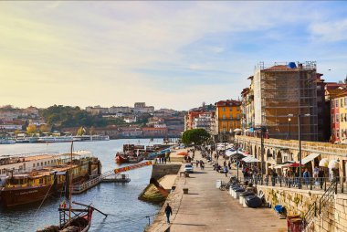 10 Aralık, 2018 - Porto, Portekiz: Renkli evler, Douro nehri ve teknelerile eski şehir ribeira hava gezinti manzarası. Dünya seyahati, gezi ve turizm kavramı