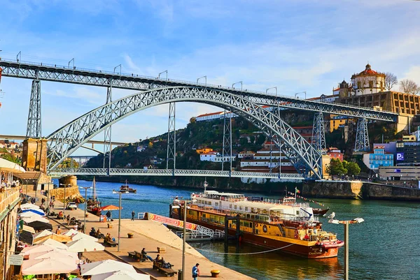 10 декабря 2018 года - Порту, Португалия: Вид на исторический город с моста Дома Луиса. На мосту можно увидеть поезд метро — стоковое фото