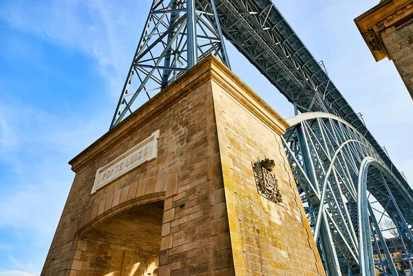 10 de diciembre de 2018 - Oporto, Portugal: Vista de la ciudad histórica con el puente Dom Luiz. Un tren de metro se puede ver en el puente —  Fotos de Stock