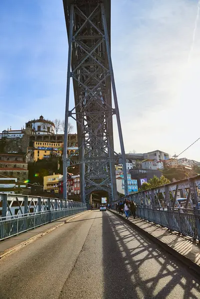 10 de diciembre de 2018 - Oporto, Portugal: Vista de la ciudad histórica con el puente Dom Luiz. Un tren de metro se puede ver en el puente —  Fotos de Stock