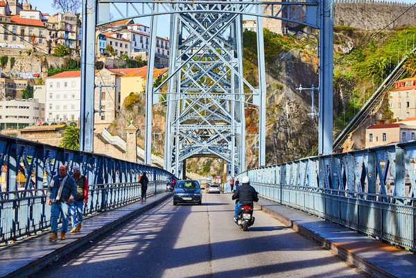 10 de diciembre de 2018 - Oporto, Portugal: Vista de la ciudad histórica con el puente Dom Luiz. Un tren de metro se puede ver en el puente —  Fotos de Stock