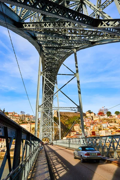 10 декабря 2018 года - Порту, Португалия: Вид на исторический город с моста Дома Луиса. На мосту можно увидеть поезд метро — стоковое фото